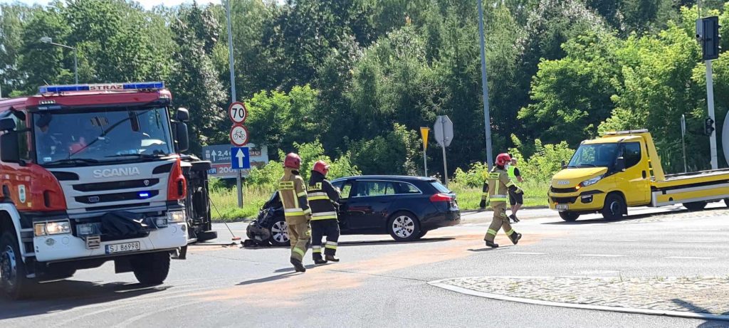 Wypadek karetki pogotowia w Jaworznie! Przewrócona karetka leży na drodze (foto.Z.Abramczyk)