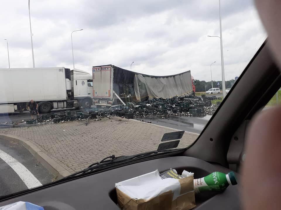 Groźny, a na pewno spektakularnie wyglądający wypadek w Żorach! Na drogę wojewódzką nr 935 z ciężarówki niczym ulęgałki wysypały się butelki piwa! (foto.Ewa Stopnicka)