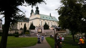 Pielgrzymi koronawirusa się nie boją. Sanktuarium w Leśniowie działa. Zamknięta tylko część klasztorna