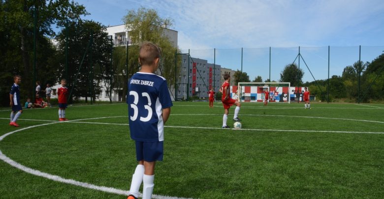 Za trzecim razem się udało. Nowoczesne boisko w Zabrzu-Mikulczycach otwarte (fot.UM Zabrze)