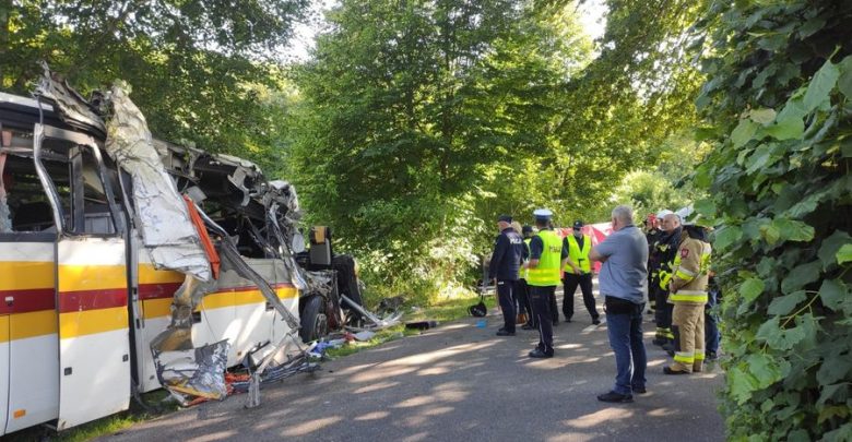 Zderzenie osobówki z autobusem. Trzy osoby nie żyją (fot.Policja Pomorska)