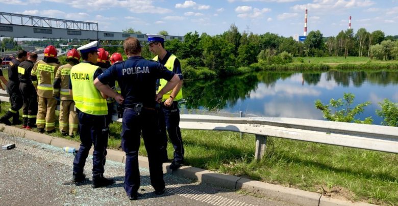 Koszmarnie wyglądający wypadek w Gliwicach! Z DTŚ po tym jak koziołkował i spadł ze skarpy - samochód z 3 osobami w środku wpadł do stawu!