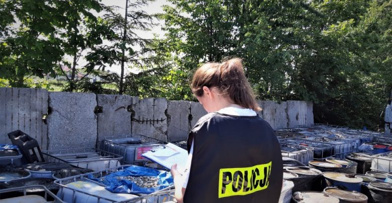 Prawdziwa bomba ekologiczna w powiecie mikołowskim. Zatrzymanym za składowanie nielegalnych odpadów grozi 5 lat więzienia (fot.Śląska Policja)