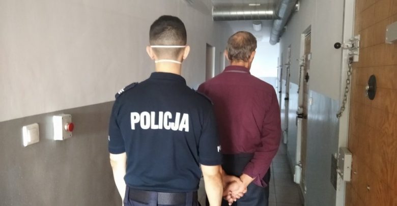 Racibórz: Zaatakował swoją ofiarę paralizatorem, później ją okradł. 63-latek został aresztowany (fot.Śląska Policja)