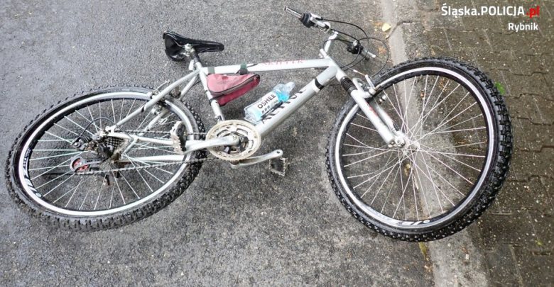 Agresja na drodze w Rybniku. Kierowca fiata przejechał po rowerze 26-latka, później przewiózł go 15m na masce (fot.KMP Rybnik)