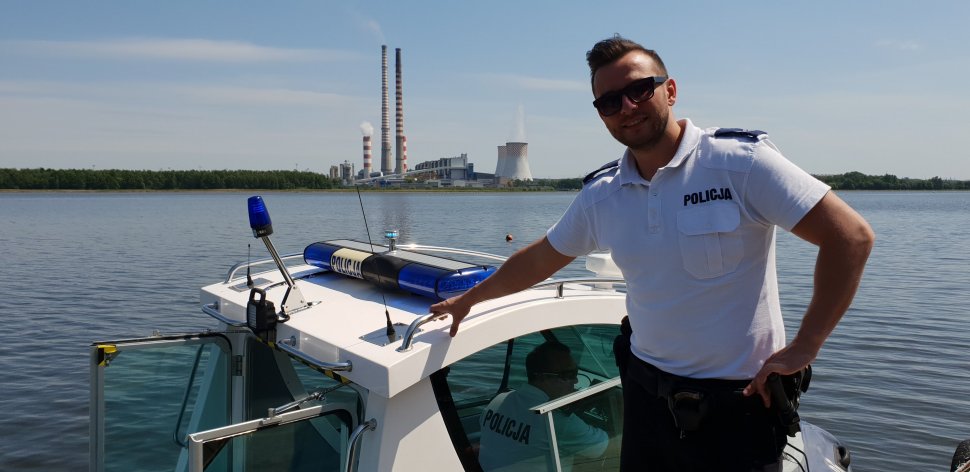 Rybniccy policjanci, którzy pełnią służbę w sezonowej komórce policji wodnej patrolując Zalew Rybnicki, uratowali żeglarzy, którym wywróciła się łódź (foto.KMP Rybnik)