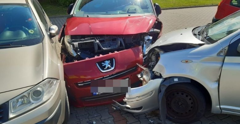 Przejechała przez chodnik i uderzyła w zaparkowane samochody. Prawo jazdy ma od dwóch tygodni (fot. Policja Lubelska)