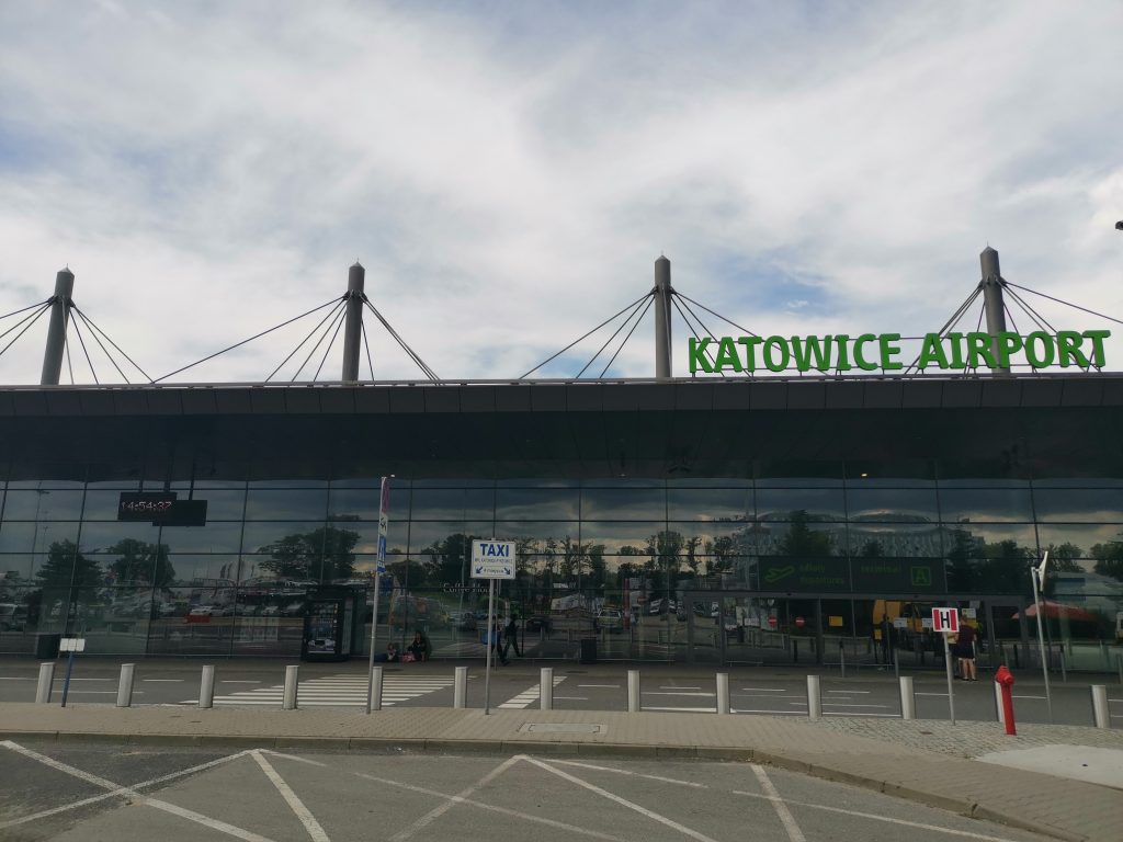 Samo lotnisko wygląda odrobinę inaczej: część siedzeń posiada naklejki z zakazem siadania, na podłogach co kilka metrów znajdują się informacje o konieczności zachowania półtora metra odstępu