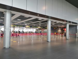 Zanim trafimy na wymarzoną plażę - już na lotnisku czy dworcu czekają nas pierwsze zmiany, wynikające z koronawirusowych obostrzeń