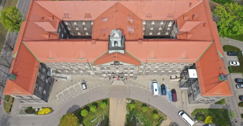 Wieżyczka na dachu urzędu w Bytomiu uszkodzona. Ruszają prace, będą utrudnienia. Fot. UM w Bytomiu