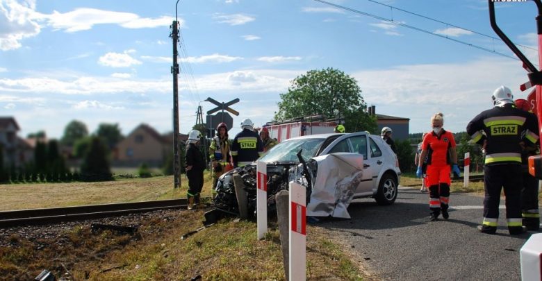 Wjechała pod pociąg osobowy, cudem uniknęła śmierci. Fot. Policja Śląska