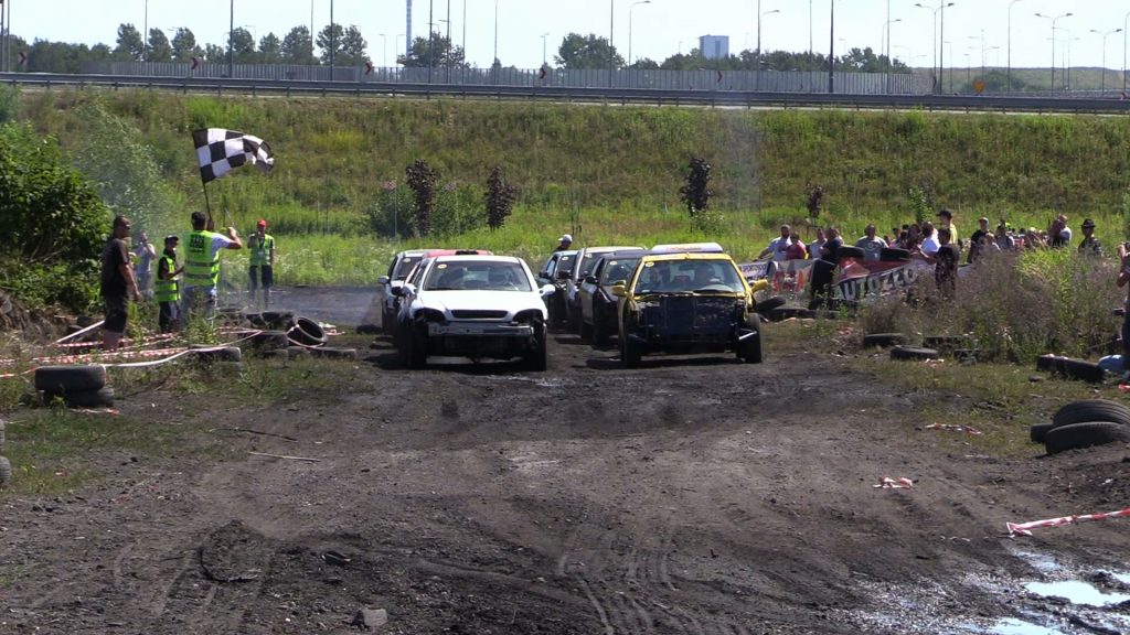 koronawirus nie zatrzymał miłośników wraków i w Gliwicach wystartowała kolejna edycja Wrak Race Silesia