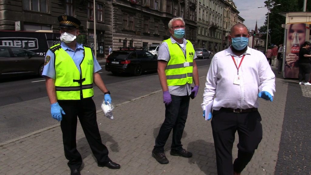 Dzisiaj urzędnicy wraz ze strażnikami miejskimi i pracownikami Miejskiego Zakładu Komunikacji z Bielska-Białej przypominali mieszkańcom na przystankach i w autobusach o konieczności zakrywania ust i nosa