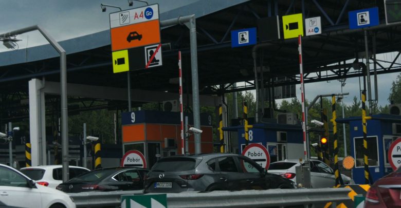 1 października 2020 r. stawka opłaty za przejazd dla pojazdów kategorii 1 (motocykle i pojazdy samochodowe o dwóch osiach) wzrośnie o 2 zł i wynosić 12 zł na każdym z dwóch placów poboru opłat tj. w Mysłowicach i Balicach