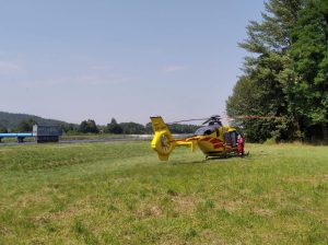 Kolejny wypadek na trasie wyścigu kolarskiego Tour de Pologne 2020. Tym razem doszło do niego w miejscowości Porąbka pod Bielskiem-Białą (fot.Waszym Okiem - Radio Bielsko)