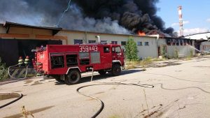 Śląskie: Potężny pożar trawił fabrykę płyt pilśniowych! Z ogniem walczyło 16 zastępów strażaków (fot.zawiercie112.pl)