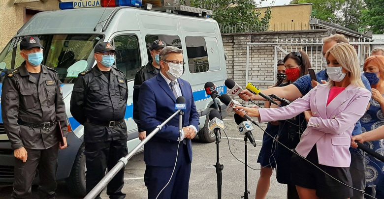Wojewoda Śląski składa kondolencje rodzinom ofiar wypadku na DK 88 (fot.facebook Jarosław Wieczorek Wojewoda Śląski)