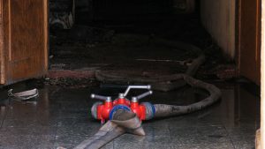 Zabytkowa kamienica w Pszczynie w ogniu. Strażacy ugasili groźny pożar w centrum miasta