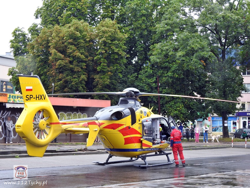 Niesamowita akcja w samym centrum Tychów. Nieopodal CH Azet lądował helikopter Lotniczego Pogotowia Ratunkowego (fot.www.112tychy.pl)