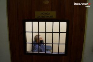 Ranny policjant w Bytomiu. Funkcjonariusz został zaatakowany przez 24-letniego mężczyznę, który rzucił w niego butelką (fot.policja)