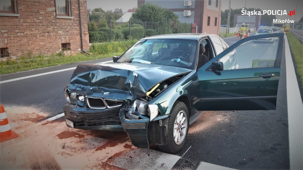 O krok od tragedii w Mikołowie! Samochód uderzył w kobietę i trójkę dzieci na "pasach"