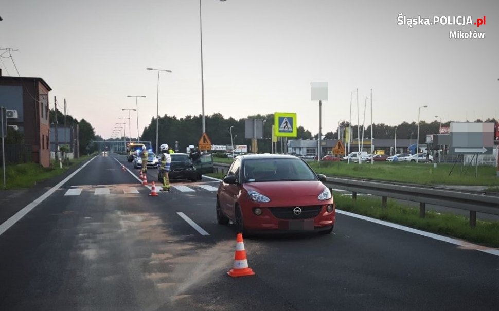 O krok od tragedii w Mikołowie! Samochód uderzył w kobietę i trójkę dzieci na "pasach" (fot. KMP Mikołów)