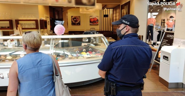 Policjanci z Mysłowic za brak maseczki dają mandaty... zaufania. Fot. KMP w Mysłowicach