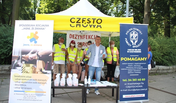 "Dezynfekcja z sercem". Maseczki, płyny do dezynfekcji, odkażone ławki - wszystko to dla pielgrzymów przybywających do Częstochowy (fot.UM Częstochowa)