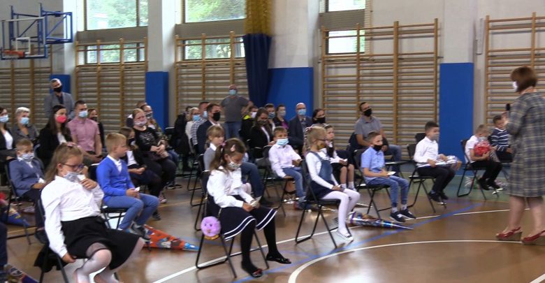 Tyty, plan lekcji i maseczki na twarzy. Ruszył nowy rok szkolny