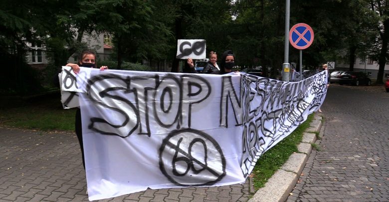 Zdesperowane kobiety pod sądem. Chcą odzyskać swoich facetów z Psychofans Ruchu Chorzów