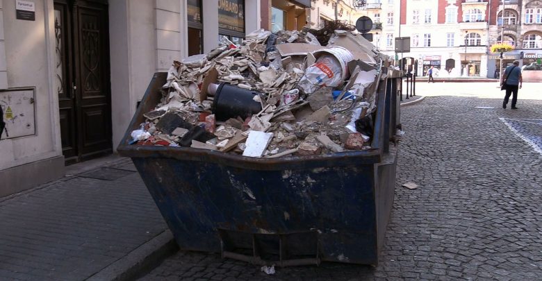 Oddając odpady budowlane, uważaj komu je przekazujesz, bo możesz dostać mandat. I to wysoki. To nie żart