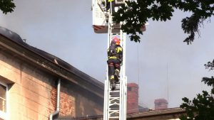 Pożar w Zespole Szkół Katolickiego Stowarzyszenia Wychowawców w Lublińcu. Dziś rano zapalił się tam dach budynku
