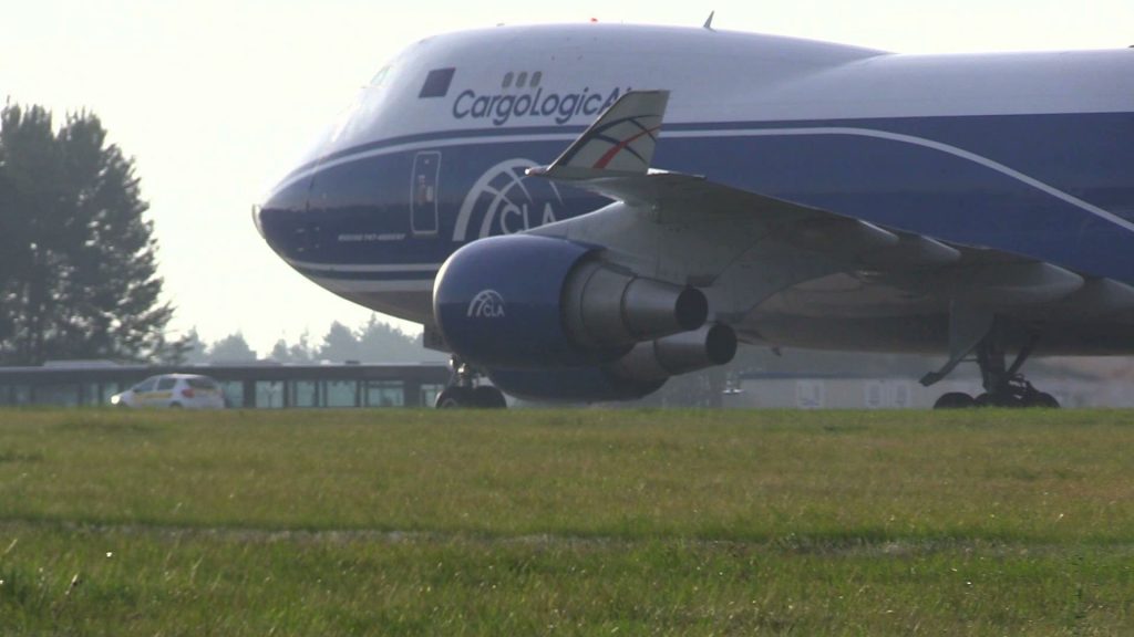 POTĘŻNY Jumbo jet z Wuhan wylądował w Pyrzowicach! Boeing 747-400 ERF przywiózł transport maseczek