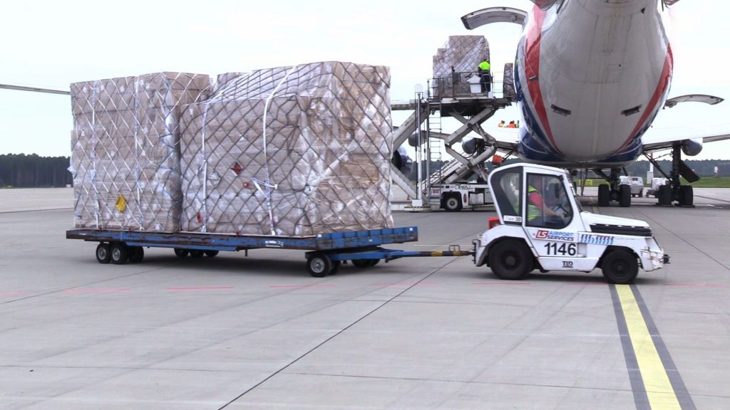 POTĘŻNY Jumbo jet z Wuhan wylądował w Pyrzowicach! Boeing 747-400 ERF przywiózł transport maseczek