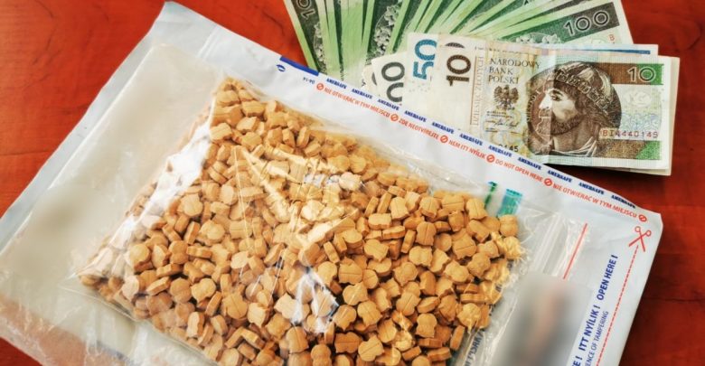 Śląskie: Narkotyki o wartości ponad 200 tys. złotych w domu kibola. Grozi mu 12 lat więzienia (fot.Śląska Policja)