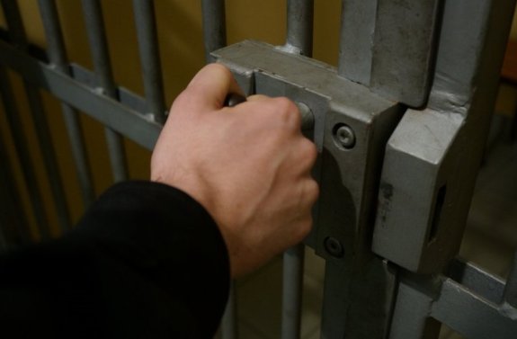 Zadał policjantowi kilkanaście ciosów nożem. Grozi mu dożywocie