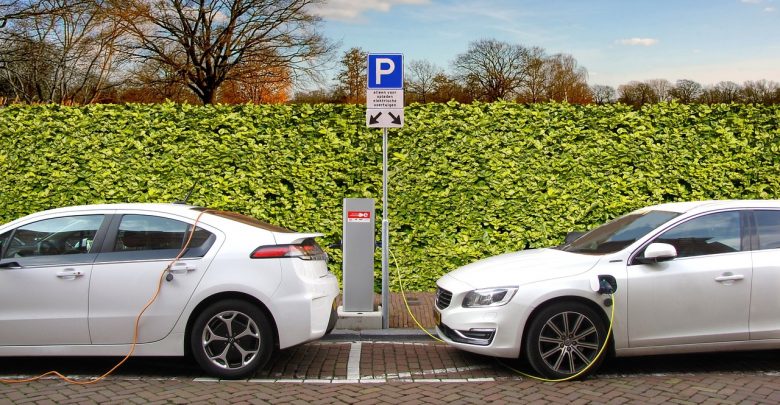 Gdzie naładować samochód elektryczny? Teraz takie miejsca znajdziecie o wiele szybciej! (fot.pixabay.com)