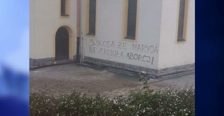 Konflikt zaczyna narastać i przenosi się na mury. Dewastacji w małej parafii w Gliwicach, w dzielnicy Ostropa, nie spodziewali się ani mieszkańcy i duchowni