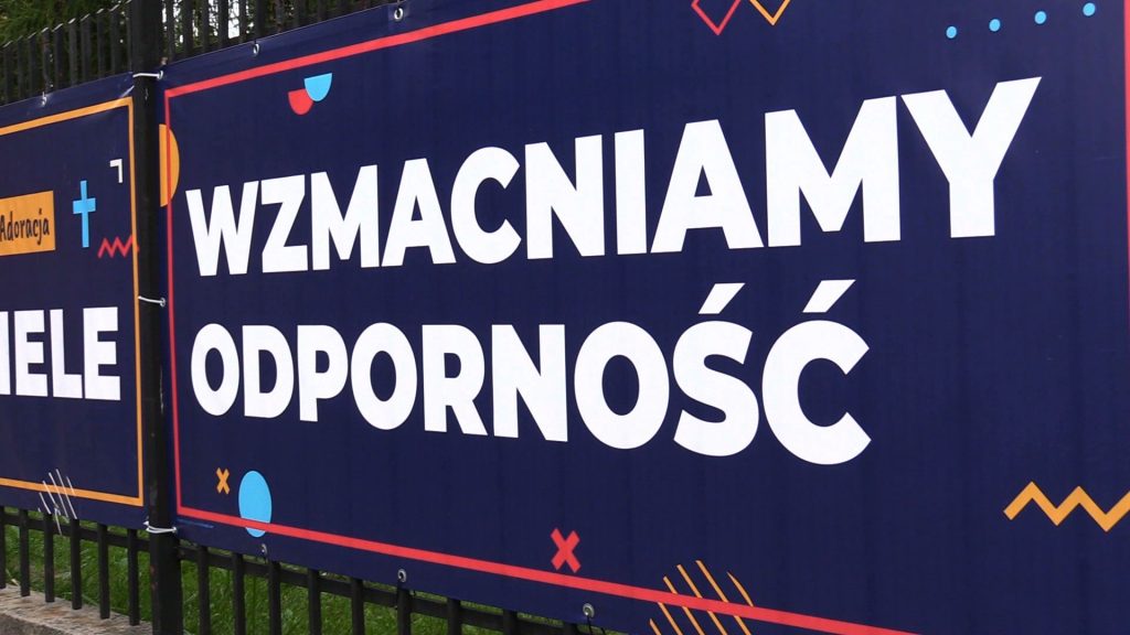 Kontrowersyjne czy zabawne? Książa w Katowicach wywiesili banery na rekolekcje. Internet eksplodował