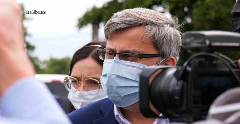 Wojewoda śląski Jarosław Wieczorek od 15 października przebywa w kwarantannie domowej ze względu na potwierdzony badaniami laboratoryjnymi dodatni wynik pod kątem SARS-CoV-2 u jednego z pracowników Biura Wojewody