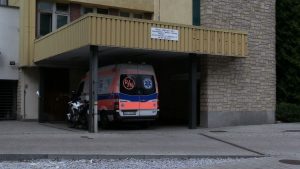Na pomoc dziecku ruszył ochroniarz z pobliskiego sklepu. Mężczyzna rozpoczął akcję reanimacyjną i wezwał pogotowie ratunkowe