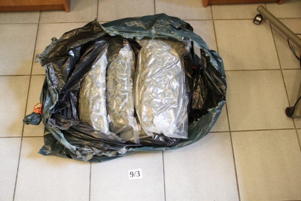 Funkcjonariusze z Nadodrzańskiego Oddziału SG zabezpieczyli w Wolsztynie19,5 kg marihuany o czarnorynkowej wartości ponad 2,3 mln zł (fot.Straż Graniczna)