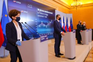 Premier Morawiecki mówi wprost - jeśli w dwa tygodnie statystyki koronawirusa nie spadną - spadną na nas kolejne obostrzenia. Czy czeka nas totalny lockdown? (fot.KPRM)