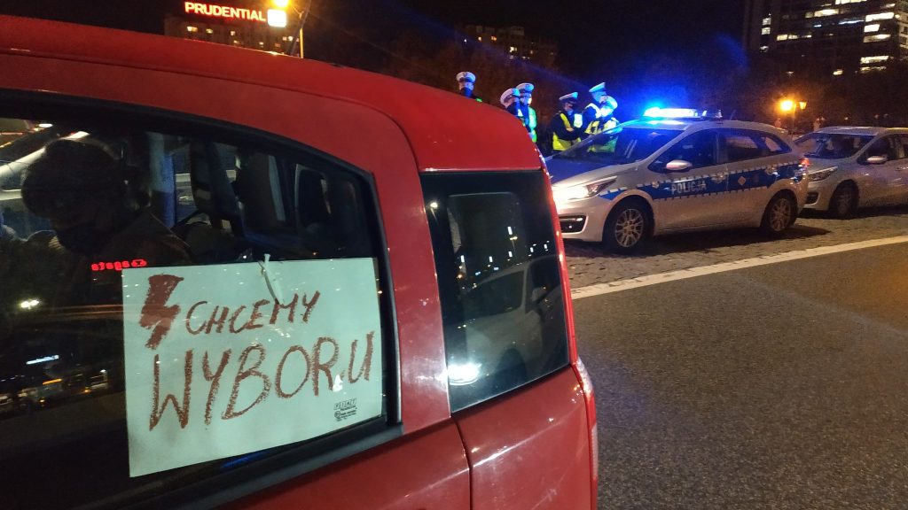 Na Rondzie pojawili się protestujący w samochodach. Trzymali przez otwarte okna parasolki - symbol ich walki o prawa kobiet, a także transparenty z różnymi hasłami