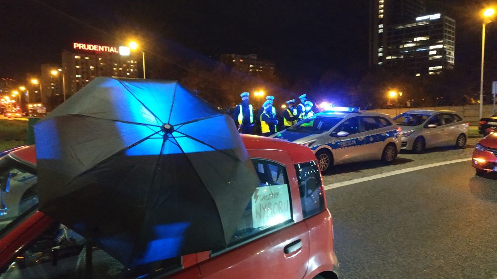 Na Rondzie pojawili się protestujący w samochodach. Trzymali przez otwarte okna parasolki - symbol ich walki o prawa kobiet, a także transparenty z różnymi hasłami