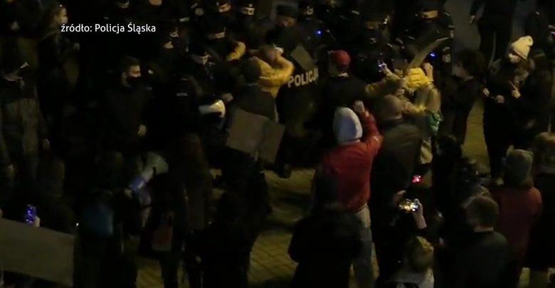 Narodowcy na schodach katowickiej katedry. Archidiecezja wydała oświadczenie