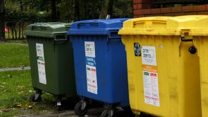 Nałożona na mieszkańców kara zakłada zapłatę podwójnej stawki w wysokości 43,70 zł za odbiór śmieci na osobę za 10 miesięcy wstecz. Mieszkańcy są oburzeni