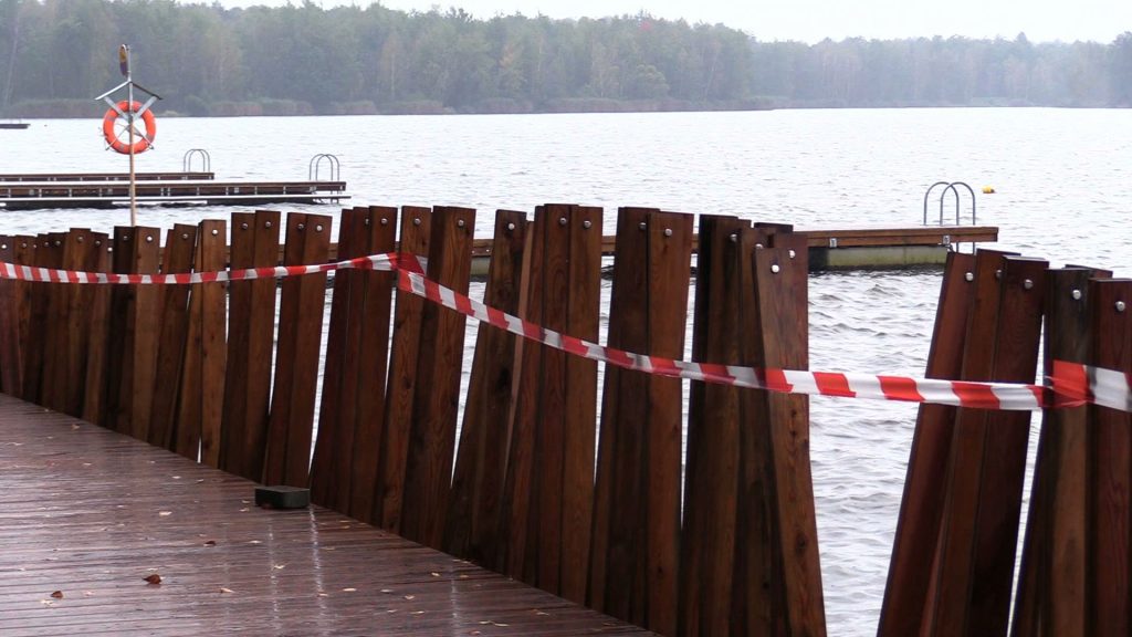 O zdarzeniu policjanci zostali poinformowani w niedzielę rano, kiedy to zgłaszający zauważył liczne uszkodzenia przy Kajakowej Przystani na Paprocanach