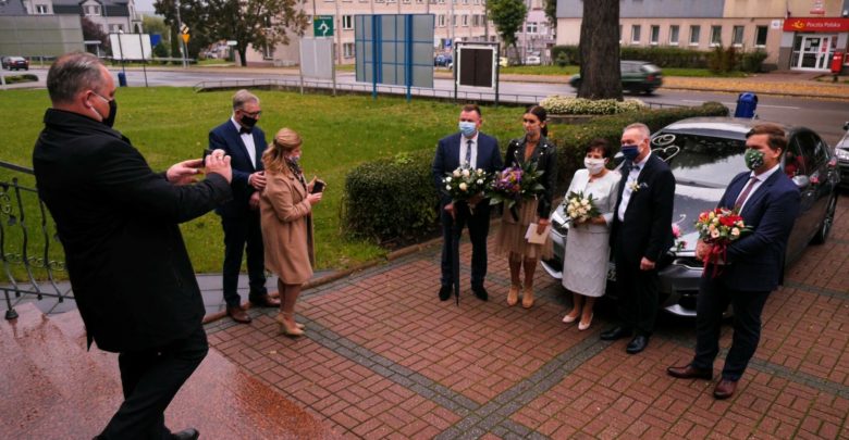 Czerwona strefa rozlewa się na śląskie gminy. Zakaz wesel, zdalne nauczanie i starostowie z koronawirusem