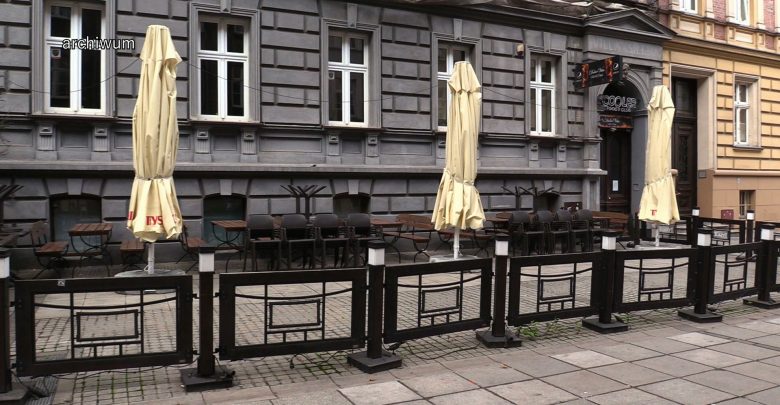 Premier obiecuje pomoc zamkniętym branżom. Ale czy siłownie i restauracje to jeszcze uratuje?